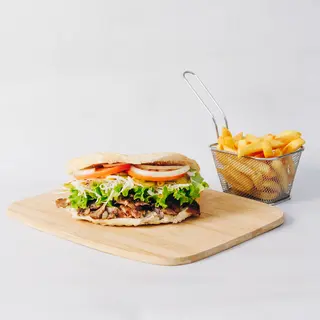 Veliki kebab u lepinji sa malim pomfritom