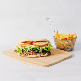 Veliki kebab u lepinji sa malim pomfritom