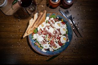 Salată cu bacon si gorgonzola