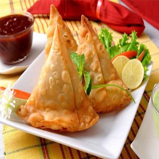 Samosa De Pollo Cpn Patatas Y Refresco