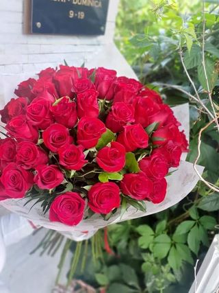 Buchet la rotund trandafiri rosii 39