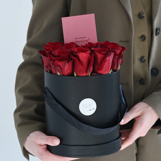 წითელი ვარდები ყუთში