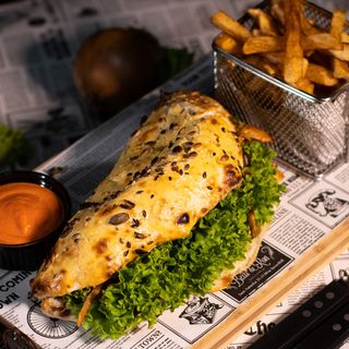 Pulled Pork Sandwich cu cartofi prajiti/wedges si sos la alegere