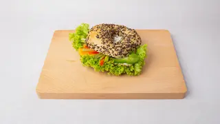 Bajgiel z jajkiem sadzonym