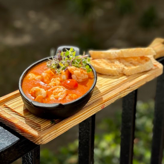 Gambas «Pil Pil» con chili y salsa bisque según la receta de «Luini»