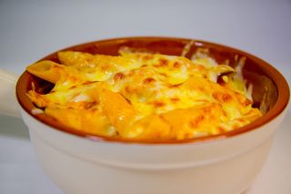 Penne gratinate al forno cu piept de pui
