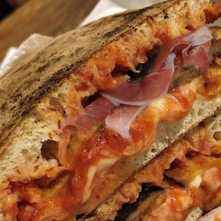 Berenjenas a la parmesana y jamón crudo