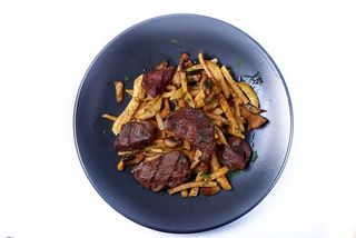 Скибочки телятини зі смаженою картоплею та грибами