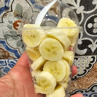 Bicchiere di banana a fette 