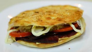 Lepinja sendvič sa suhim mesom