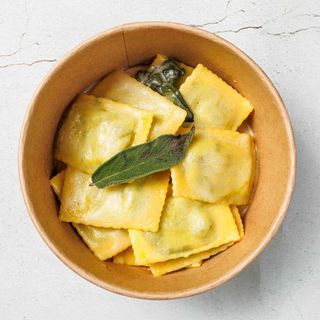 Ravioli ricotta e spinaci- burro e salvia