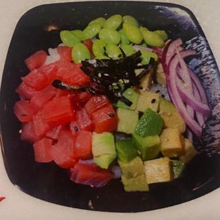 146.Poke atún aguacates judías y cebolla 