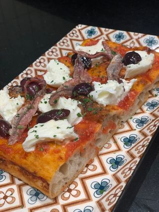 Mozzarella fior di latte, olive nere e alici del Cantabrico