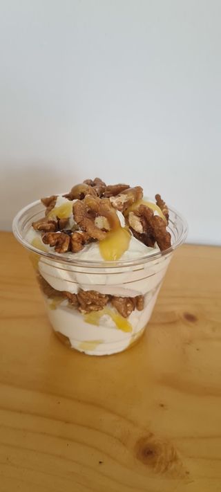 Iaurt Grecesc cu miere si nuci