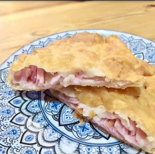 Empanadilla De Jamón Y Queso