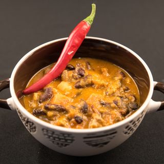 Gulaş de porc cu fasole roșie