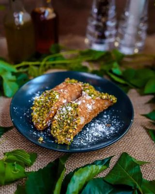 Sycylijskie cannoli z kremem pistacjowym