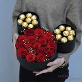 Cutie Mickey Mouse cu trandafiri roșii și Ferro Rosher