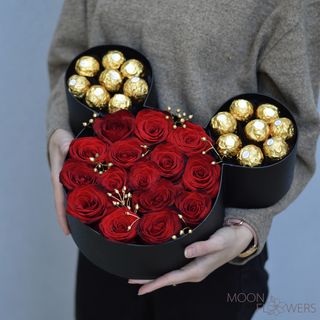 Cutie Mickey Mouse cu trandafiri roșii și Ferro Rosher