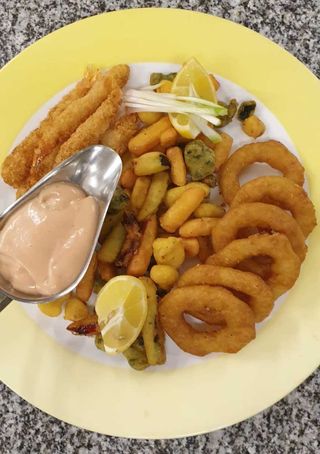 Meniu inele calamar,creveti in panko si legume frito misto