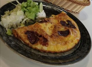 Omlet sa suhim mesom