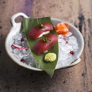 Nigiri de atún (2 piezas)