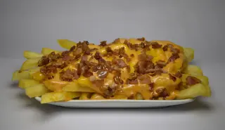 Frytki Zapiekane z boczkiem i serem
