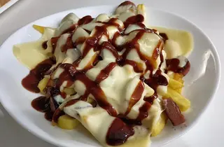 Patatine fritte con würstel e formaggio