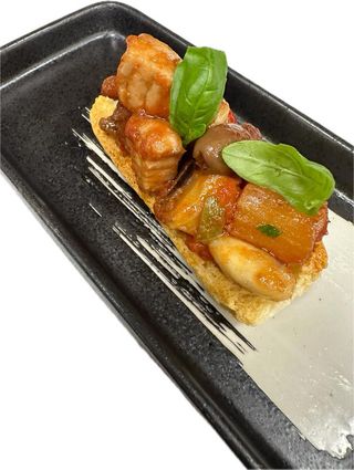 Crostino con caponata di tonno