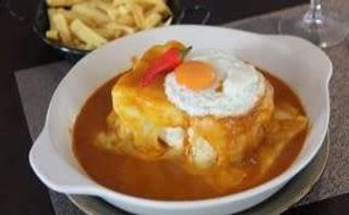 Francesinha com Ovo