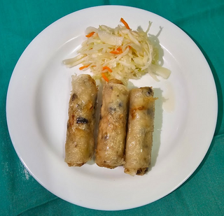 Sajgonki z surówką