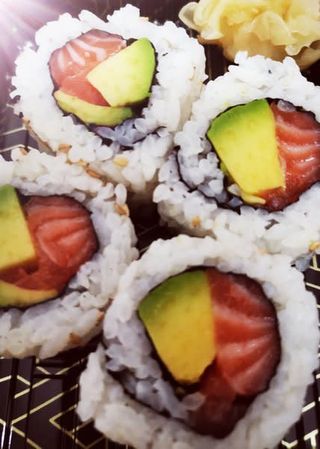 Salmon avocado roll - 8 pezzi