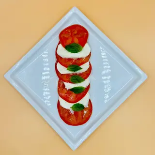 Insalata caprese con mozzarella di bufala, pomodoro insalatari, basilico, origano