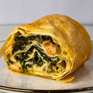 Штрудель з лососем та шпинатом