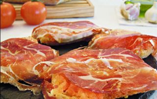 Tostas De Jamón Serrano Reserva Con Tomate Rallado Y Virgen Extra