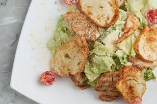 Салат "Цезарь" с куриной грудкой (220 гр.)