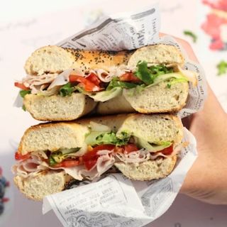 Bagel de pavo especiado con brotes tiernos y tomate