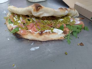 Salmone, philadelphia, rucola pesto di pistacchio