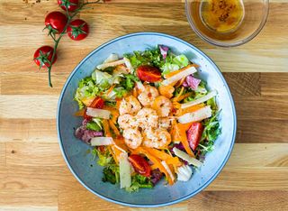 Salată gamberetti sweet chili