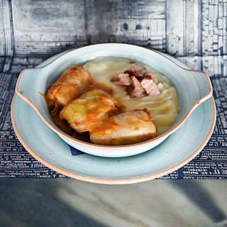 Sarma pire sa krompirom