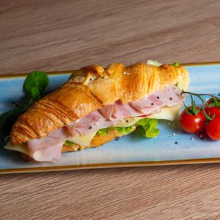 Croissant cu sunca si cascaval