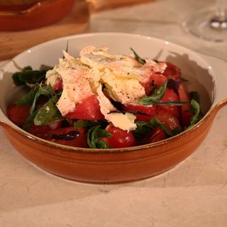 პომიდვრის და სულგუნის სალათი