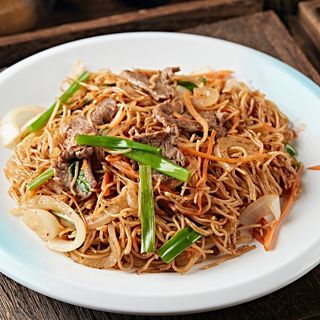 Fideos de arroz frito con ternera