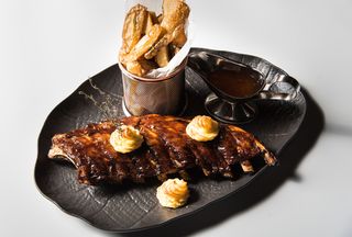 Coaste de porc rumenite cu cartofi in coaja