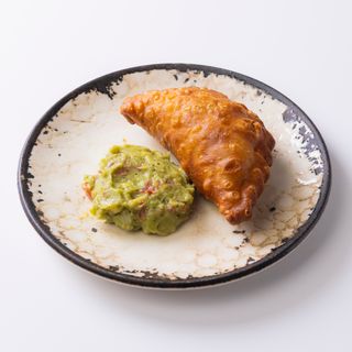 Empanada Criolla con Guacamole