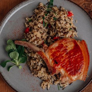 Cotlet de porc romanesc cu orez salbatic si legume