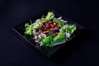 Салат з теплою телятиною та овочами