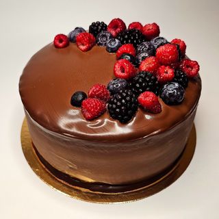 Tort de ciocolata cu insertie de zmeura