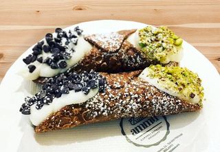 Cannolo tradizionale con ricotta bianca