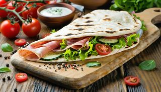 Piadina Prosciutto con insalata mista